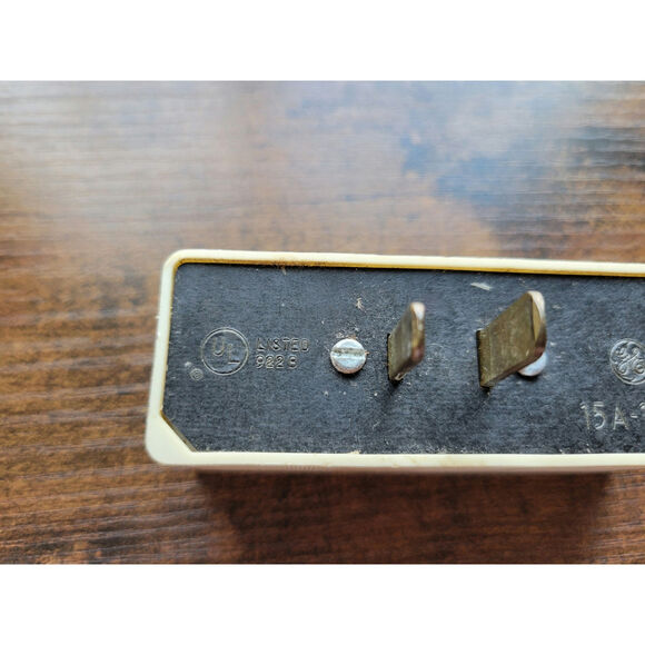 Vintage Ivory General Electric GE 922B 15A 125V 3-Plug Tri-Splitter - Picture 4 of 4